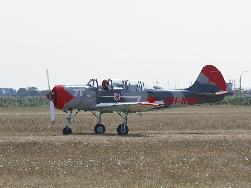 Yakovlev Yak-52 - Dutch Thunder Yaks